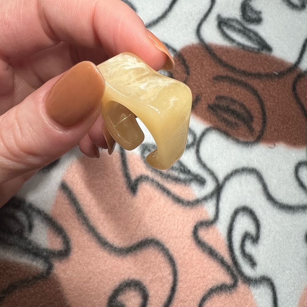 Cream Chunky Acrylic Ring - Picture 5 of 5